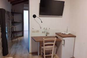 Familienstudio, Bergseite (Štanjel Retreat Suite 2.2) | Wohnbereich | 21-Zoll-Flachbildfernseher mit Kabelempfang, Fernseher