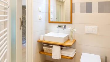 Family Studio, Mountainside (Štanjel Retreat Apartment 2.1) | Bathroom | Shower, towels, soap, shampoo