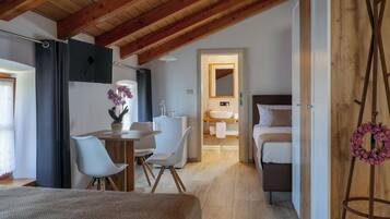 Family Studio, Mountainside (Štanjel Retreat Suite 2.3) | Living area | 21-inch flat-screen TV with cable channels, TV