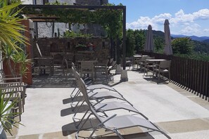 Outdoor dining - Stanjel Retreat Apartment Superior 1.2 (Komen)