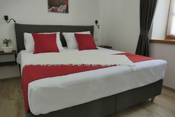 1 bedroom, bed sheets