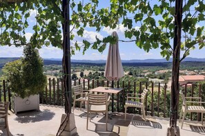 Outdoor dining - Stanjel Retreat Apartment 2.1 (Komen)