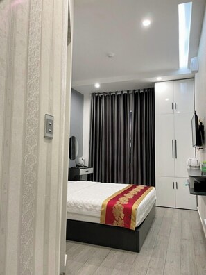 Quarto casal standard, sacada, vista para a cidade | Área de estar | Smart TV 24 polegadas com canais de TV premium