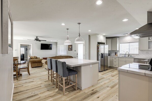 Interior - Quaint Hughson Vacation Rental, Walk to Downtown! (Hughson)