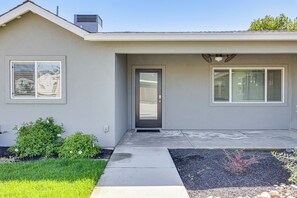 Exterior detail - Quaint Hughson Vacation Rental, Walk to Downtown! (Hughson)