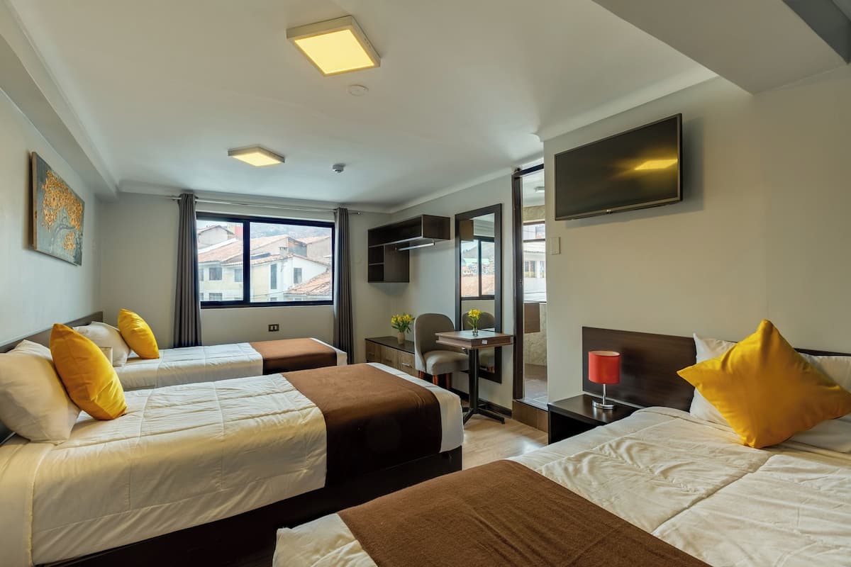 Quarto triplo standard, vista para o pátio | Cofres nos quartos, Wi-Fi de cortesia