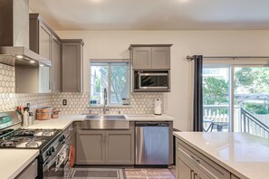 Fridge, microwave, oven, stovetop - Spacious Family Home in Stockton - Pets Welcome! (Stockton)