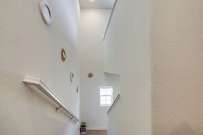 Interior - Spacious Family Home in Stockton - Pets Welcome! (Stockton)