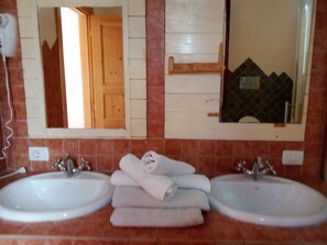 Standard-Dreibettzimmer | Badezimmer