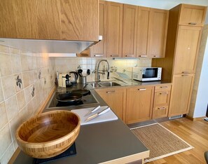 Een koelkast, een magnetron, een oven, een kookplaat