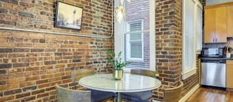 Stylish Dtwn Knoxville Condo w/ Rooftop Deck!
