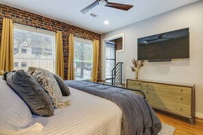 1 bedroom, desk, iron/ironing board, Internet - Stylish Dtwn Knoxville Condo w/ Rooftop Deck! (Knoxville)