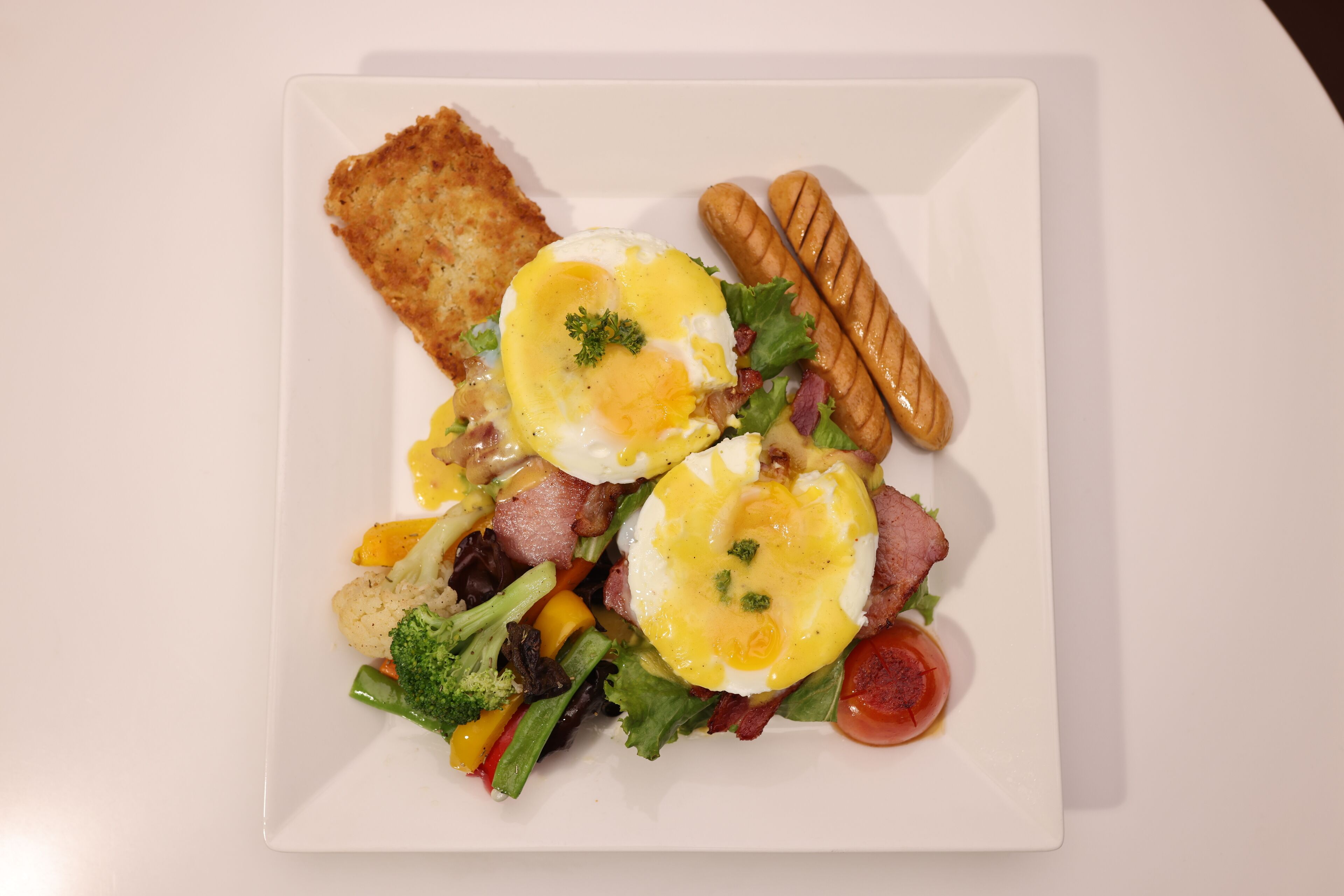 Se ofrece un desayuno bufé (10 USD por persona)