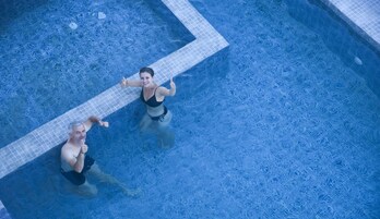 สระว่ายน้ำกลางแจ้ง