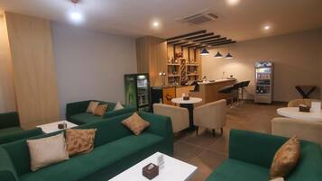 2 Bars/Lounges