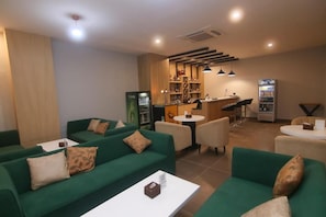 2 bars/lounges