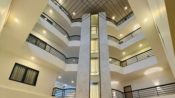Un atrium à plusieurs niveaux, doté d’une colonne centrale, de nombreux étages et d’un design moderne.