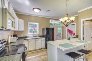 Fridge, microwave, stovetop, dishwasher - Biloxi Home: Walk to Fishing & 2 Mi to Beach! (Biloxi)