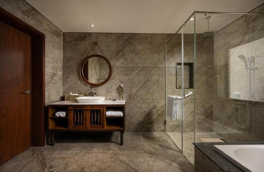 Bathroom | Shower, free toiletries, slippers, towels