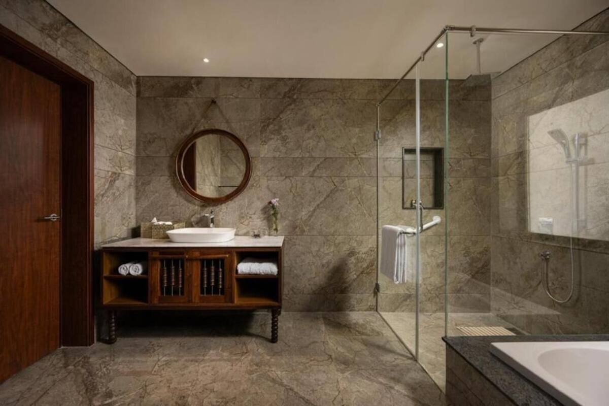 Badezimmer | Dusche, kostenlose Toilettenartikel, Hausschuhe, Handtücher