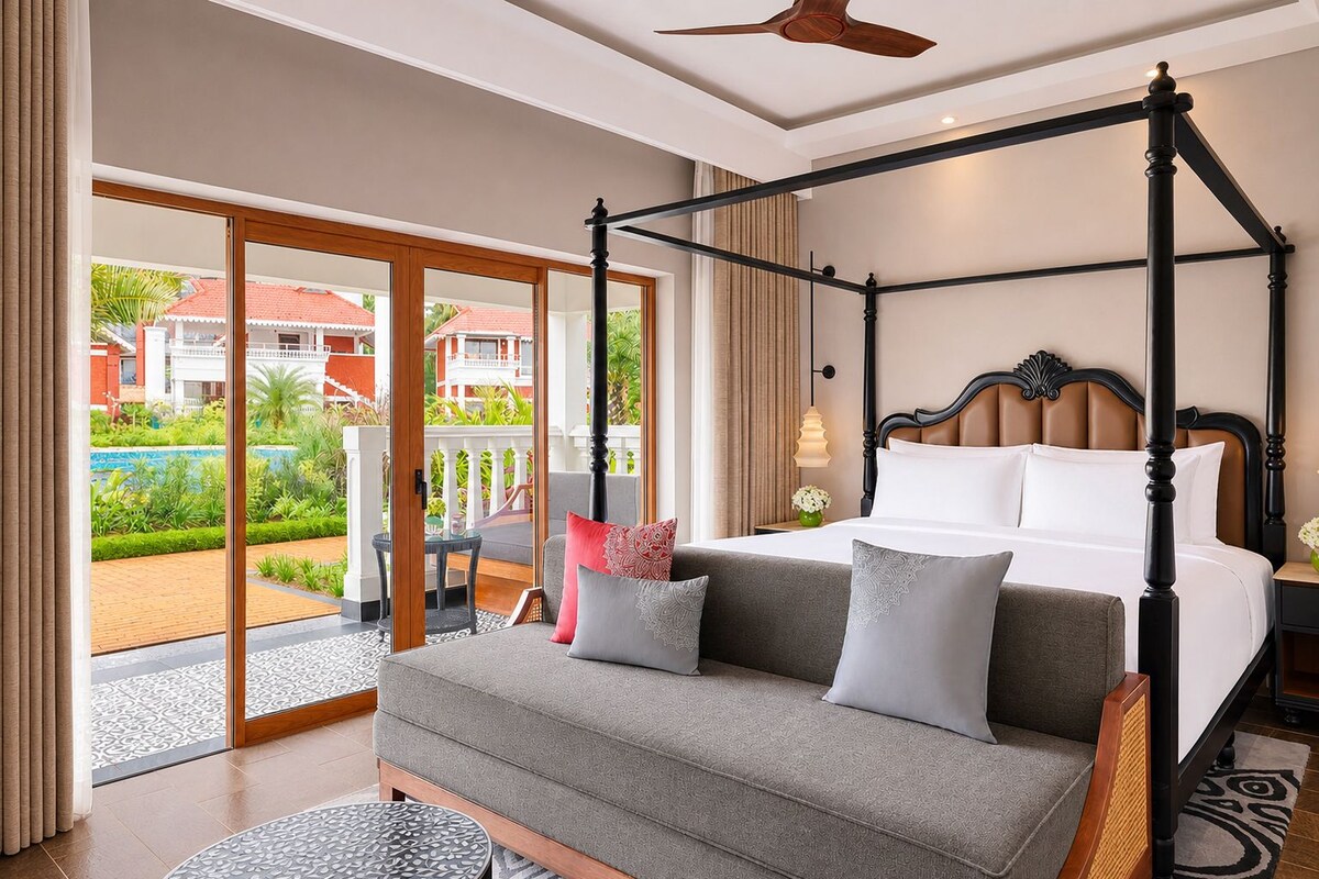 Deluxe Suite | Premium bedding, minibar, desk, laptop workspace