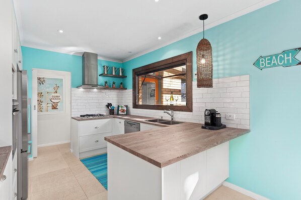 Fridge, microwave, oven, stovetop - Surfside@Lonnie located in old point Lonsdale (Point Lonsdale)