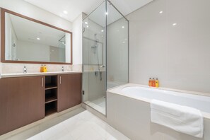 Appartement Luxe, 3 chambres, non-fumeur, vue ville | Salle de bain