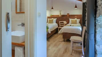 Family Studio, Mountainside (Štanjel Retreat Suite 2.2) | Laptop workspace, free WiFi, bed sheets