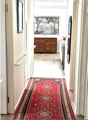 Interior - Barney Point Gem  Space, Privacy & Perfect Location Walk to Beach, Cafes and Pub (Barney Point)