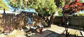Fully furnished 2bdr house, walk to beach, shops, pub. 2min to city, great base