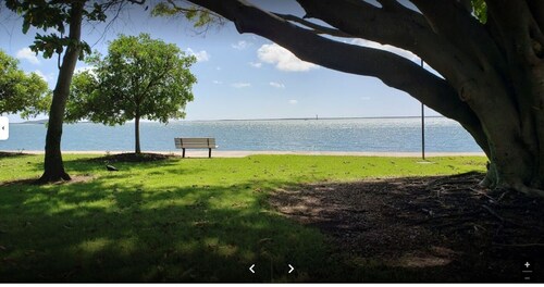 Fully furnished 2bdr house, walk to beach, shops, pub. 2min to city, great base