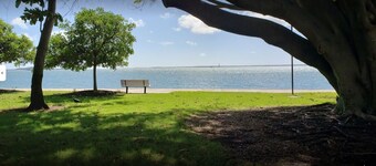 Fully furnished 2bdr house, walk to beach, shops, pub. 2min to city, great base