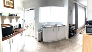 Een koelkast, een microgolfoven, een oven, een kookplaat