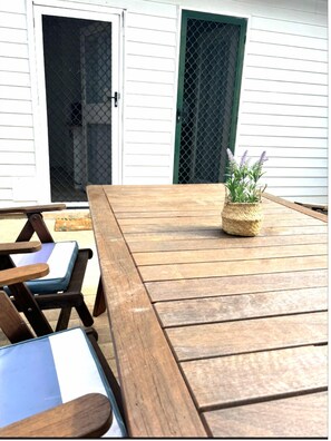 Outdoor dining - Barney Point Gem  Space, Privacy & Perfect Location Walk to Beach, Cafes and Pub (Barney Point)