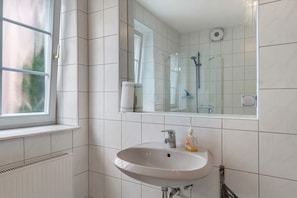 Een douche, gratis toiletartikelen, handdoeken