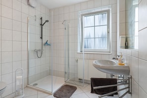 Een douche, gratis toiletartikelen, handdoeken