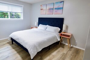 3 slaapkamers, een bureau, een strijkplank/strijkijzer, reisbedje