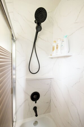 Sèche-cheveux, serviettes fournies, savon, shampoing