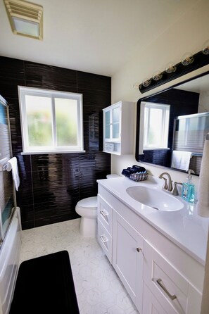 Hair dryer, towels, soap, shampoo - Centrally located, newly renovated home (Federal Way)