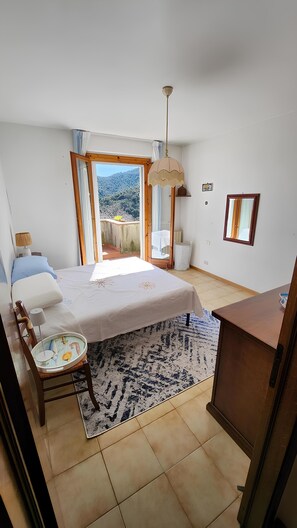 3 bedrooms, desk, WiFi, bed sheets