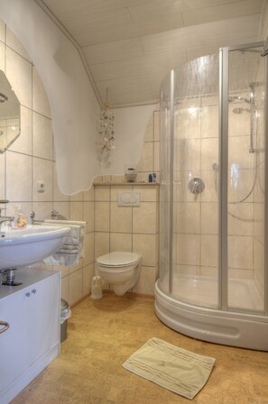 Dusj, toalettartikler (inkludert), hårføner og håndklær