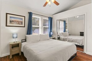 2 slaapkamers, een strijkplank/strijkijzer, reisbedje, wifi