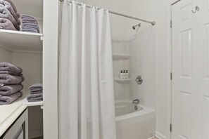 Dusche, Haartrockner, Handtücher