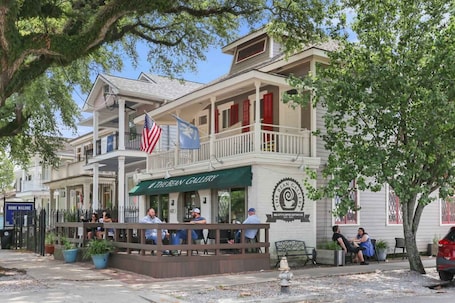 Exterior. 2BD On Streetcar | Balcony+Parking | Cafe