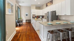 Geladeira, cooktop, lava-louças