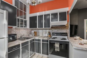 Kjøleskap, mikrobølgeovn, ovn og kokeplater