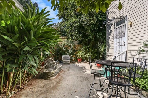 Classic New Orleans |Steps to Streetcar| Courtyard