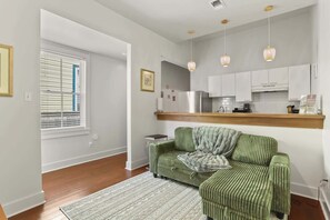 TV - Perfectly Located 1 Bedroom I Uptown - Magazine St (New Orleans)