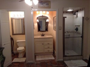Douche, sèche-cheveux, serviettes fournies