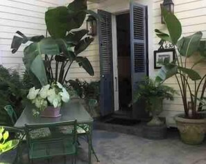 Outdoor dining - Cozy apartment in the Marigny (New Orleans)